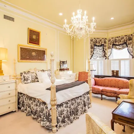 Back Bay Efficiency Unit, Pvt Bath, Kitchenette Apartment